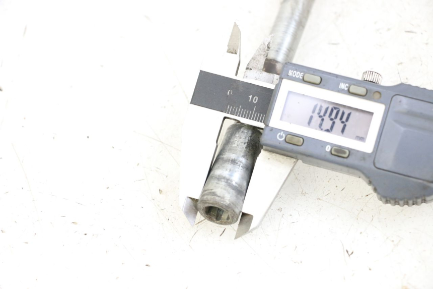 photo de FRONT WHEEL AXLE APRILIA SCARABEO 100 (2003 - 2012) - Component detail