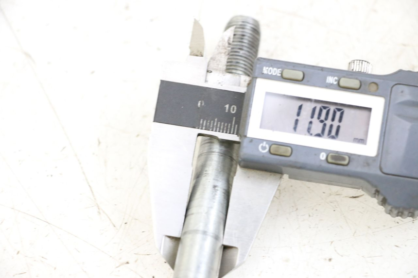 photo de FRONT WHEEL AXLE APRILIA SCARABEO 100 (2003 - 2012) - Zoom on usage condition