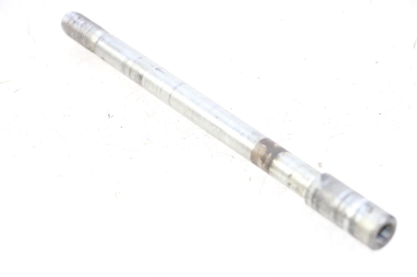 photo de FRONT WHEEL AXLE APRILIA SCARABEO 100 (2003 - 2012) - Technical close-up