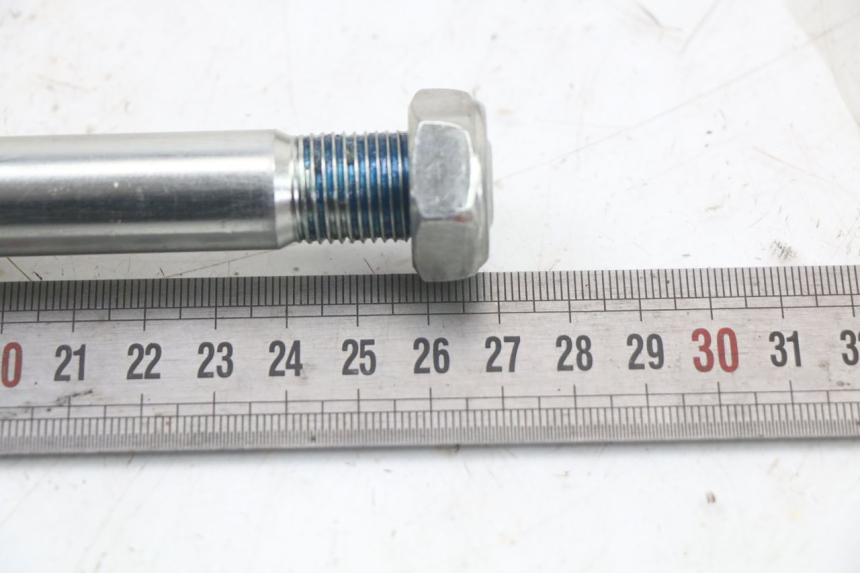 photo de FRONT WHEEL AXLE ROYAL ENFIELD SCRAM 411 (2022 - 2024) - Alternative perspective
