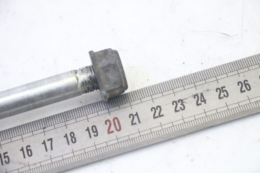 photo de FRONT WHEEL AXLE HONDA SCV LEAD 100 (2003 - 2007) - Alternative perspective