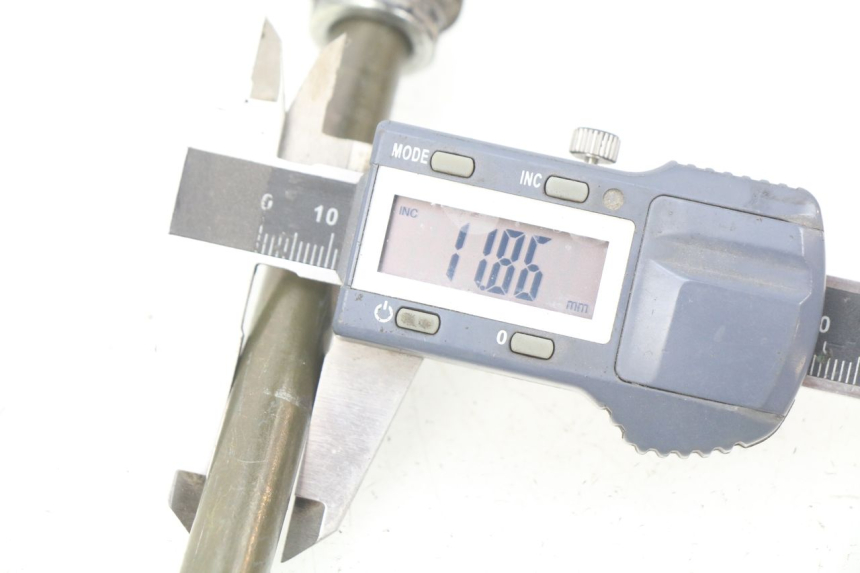 photo de FRONT WHEEL AXLE KYMCO SENTO 50 (2008 - 2013) - Alternative perspective