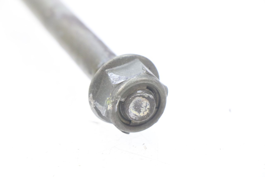 photo de FRONT WHEEL AXLE KYMCO SENTO 50 (2008 - 2013) - Technical close-up