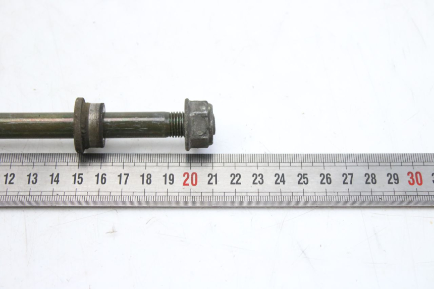 photo de FRONT WHEEL AXLE KYMCO SENTO 100 (2008 - 2013) - Alternative perspective