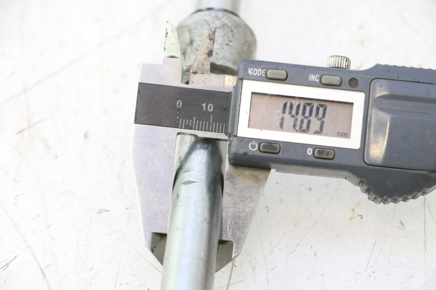 photo de FRONT WHEEL AXLE MASH SEVENTY FIVE 125 (2013 - 2021) - Component detail