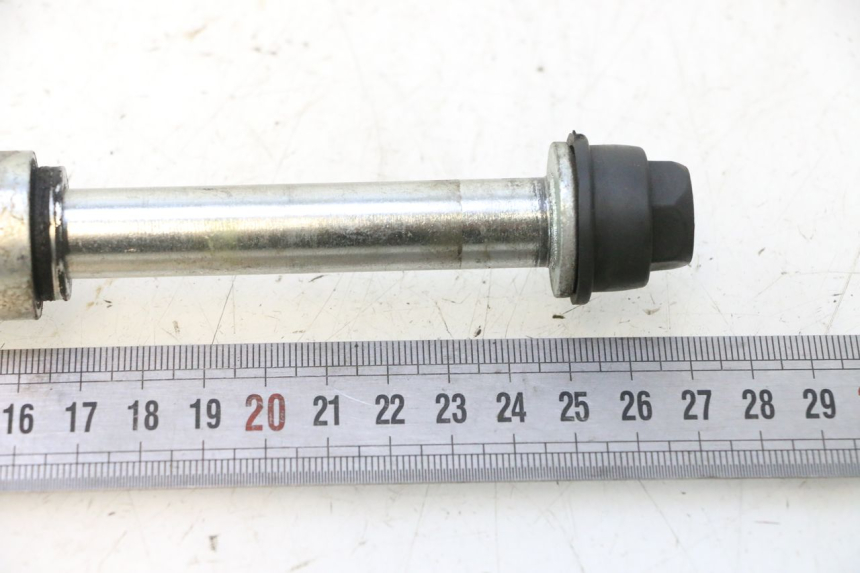 photo de FRONT WHEEL AXLE MASH SEVENTY FIVE 125 (2013 - 2021) - Zoom on usage condition