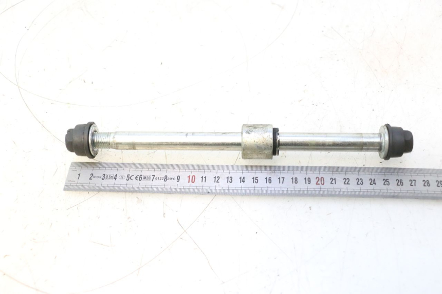 photo de FRONT WHEEL AXLE MASH SEVENTY FIVE 125 (2013 - 2021) - Alternative perspective