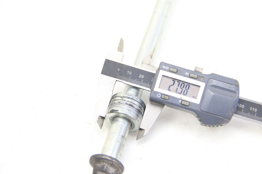 photo de FRONT WHEEL AXLE SUZUKI SIXTEEN 125 (2008 - 2010) - Zoom on usage condition