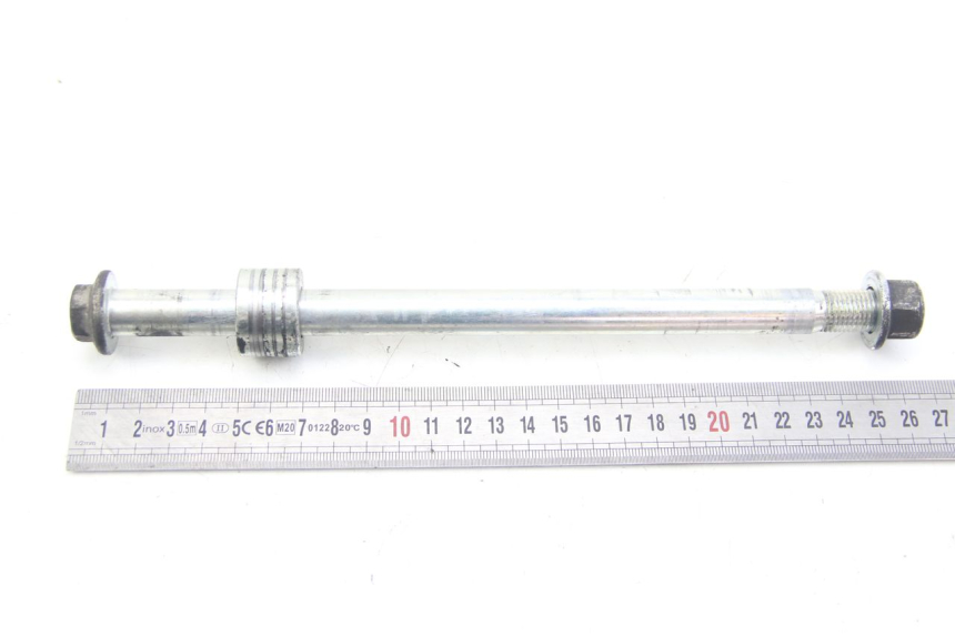 photo de FRONT WHEEL AXLE SUZUKI SIXTEEN 125 (2008 - 2010) - Technical close-up