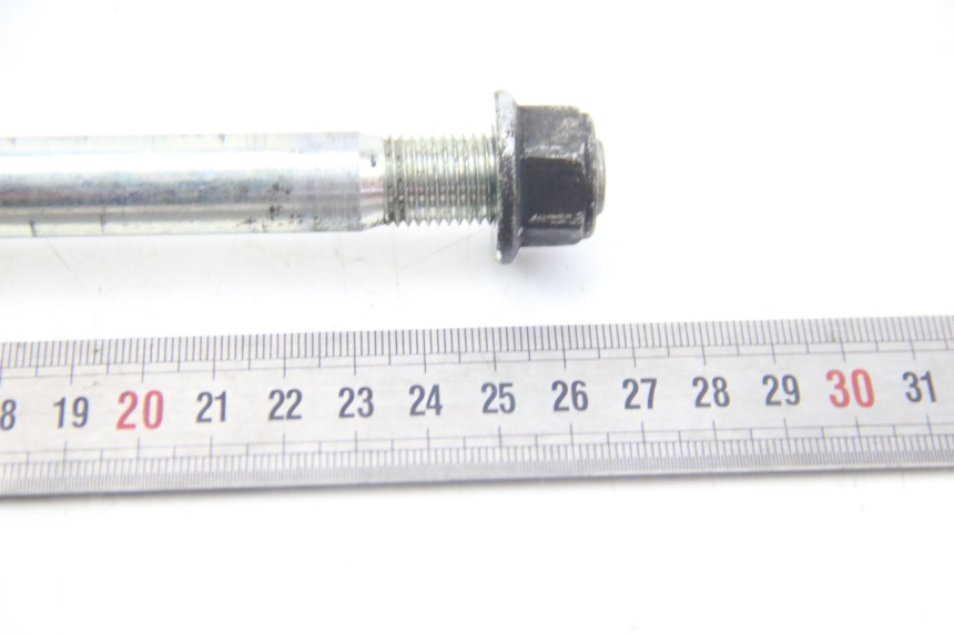 photo de FRONT WHEEL AXLE SUZUKI SIXTEEN 125 (2008 - 2010) - Fixing points details