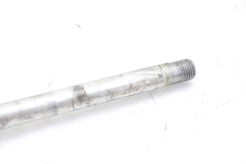 photo de FRONT WHEEL AXLE MBK SKYCRUISER 125 (2006 - 2009) - Zoom on usage condition