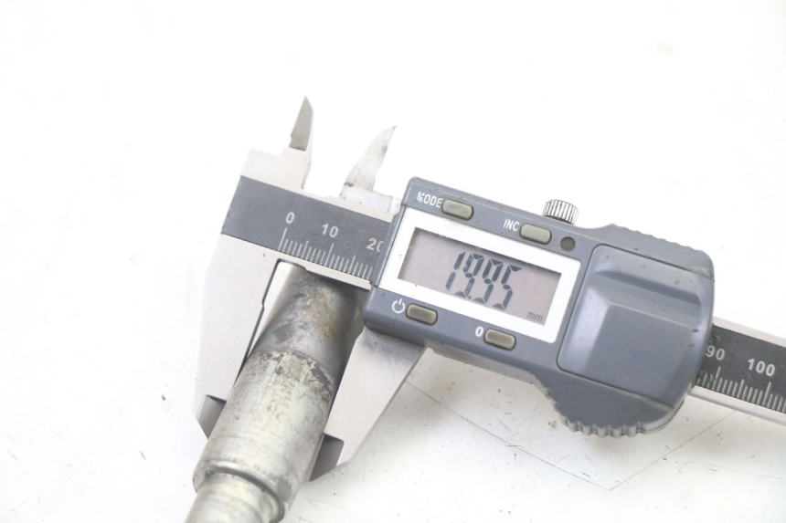 photo de FRONT WHEEL AXLE SMALL MX THUNDER 250 - Technical close-up