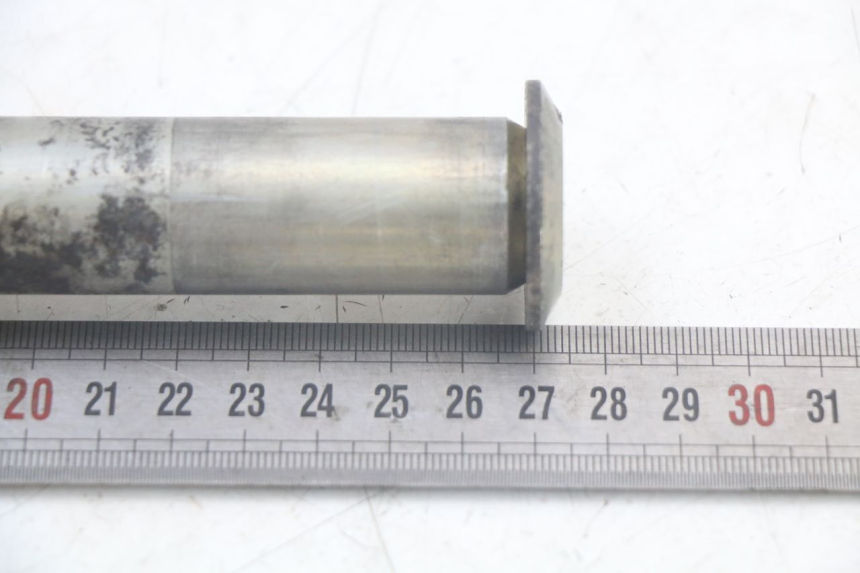 photo de FRONT WHEEL AXLE TRIUMPH SPEED TRIPLE T301 900 (1994 - 1996) - Zoom on usage condition