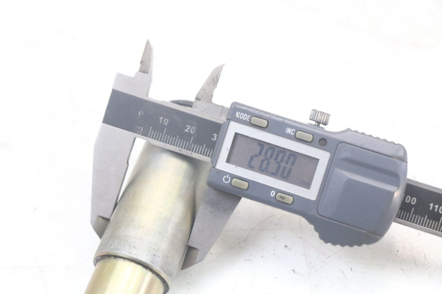 photo de FRONT WHEEL AXLE TRIUMPH SPEED TRIPLE T301 900 (1994 - 1996) - Alternative perspective