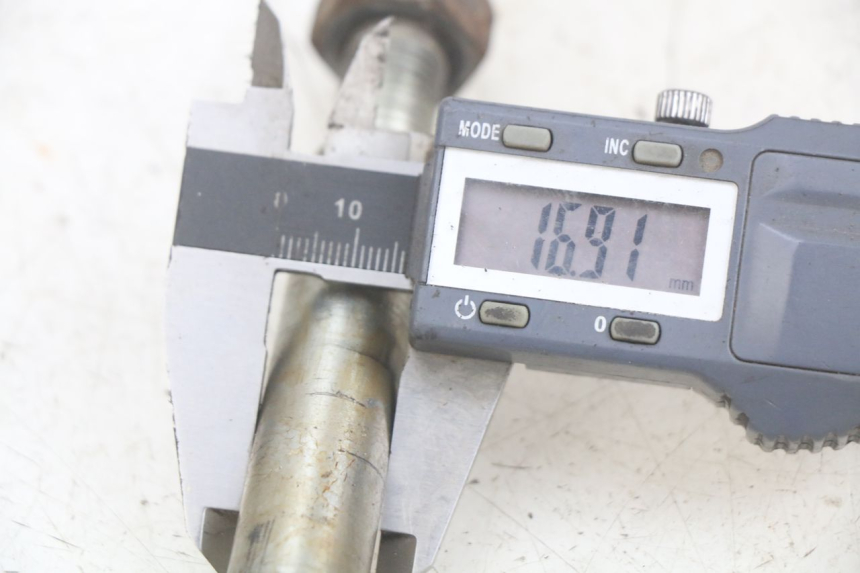 photo de FRONT WHEEL AXLE PEUGEOT SPEEDFIGHT LC 50 (1996 - 2002) - Component detail