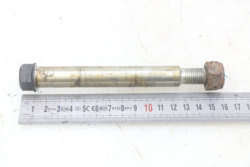 photo de FRONT WHEEL AXLE PEUGEOT SPEEDFIGHT LC 50 (1996 - 2002) - Zoom on usage condition