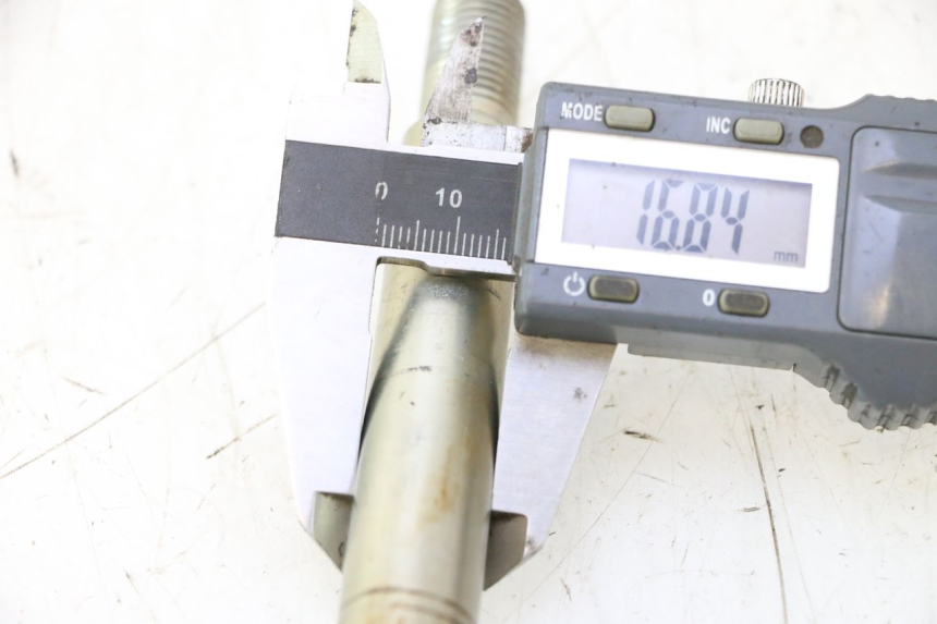 photo de FRONT WHEEL AXLE PEUGEOT SPEEDFIGHT LC 50 (1996 - 2002) - Component detail