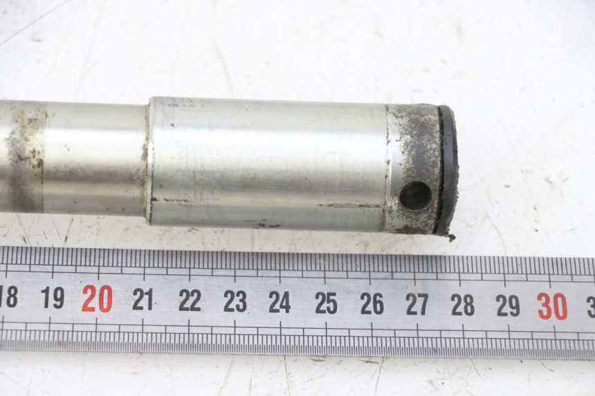 photo de FRONT WHEEL AXLE TRIUMPH SPRINT 900 (1995 - 1998) - Component detail
