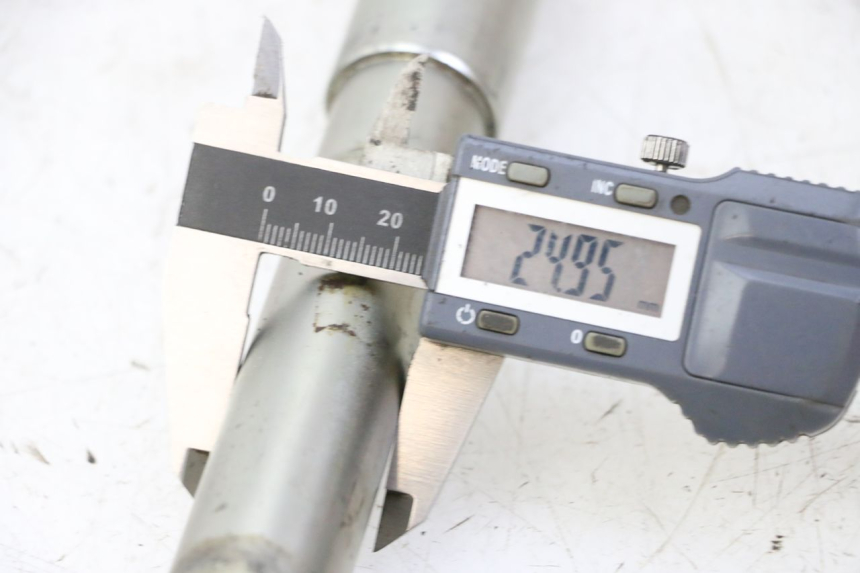 photo de FRONT WHEEL AXLE TRIUMPH SPRINT 900 (1995 - 1998) - Technical close-up