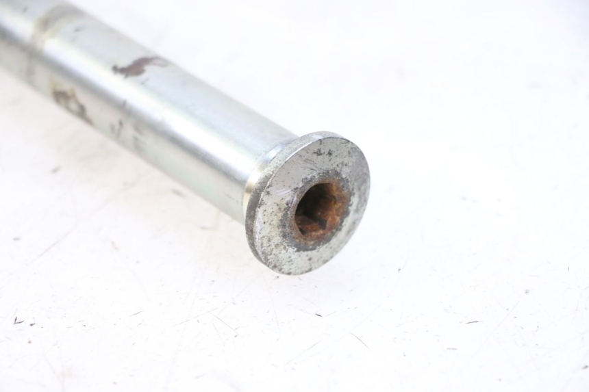 photo de FRONT WHEEL AXLE TRIUMPH SPRINT 900 (1995 - 1998) - Surface and material condition