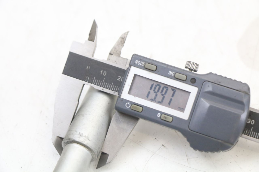 photo de FRONT WHEEL AXLE APRILIA SR MOTARD 50 (2012 - 2018) - Alternative perspective