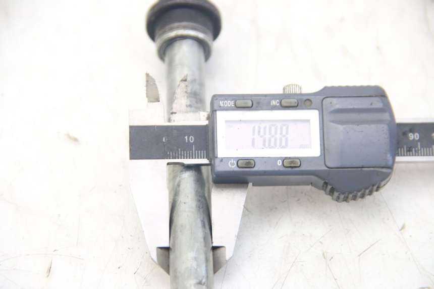 photo de FRONT WHEEL AXLE YAMAHA SR 125 (1982 - 2003) - Alternative perspective