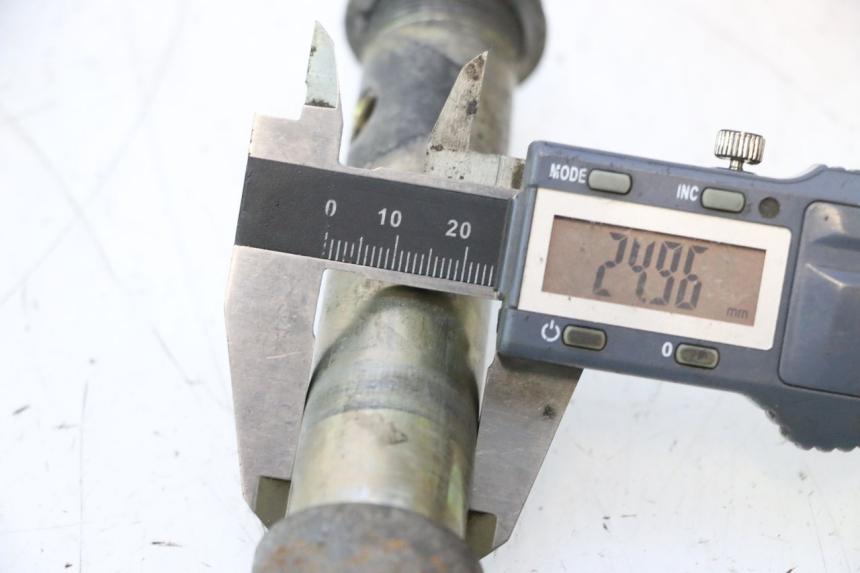 photo de FRONT WHEEL AXLE DUCATI SS IE DS CARENEE 1000 (2002 - 2006) - Zoom on usage condition