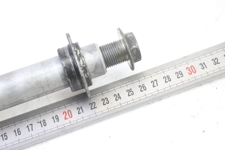 photo de FRONT WHEEL AXLE HONDA ST PAN EUROPEAN 1300 (2002 - 2013) - Alternative perspective