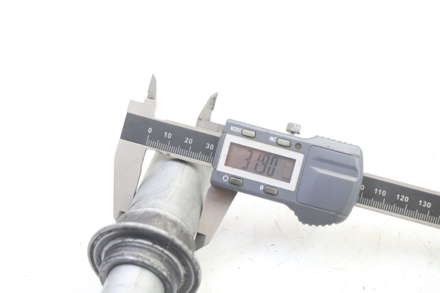 photo de FRONT WHEEL AXLE HONDA ST PAN EUROPEAN 1300 (2002 - 2013) - Technical close-up