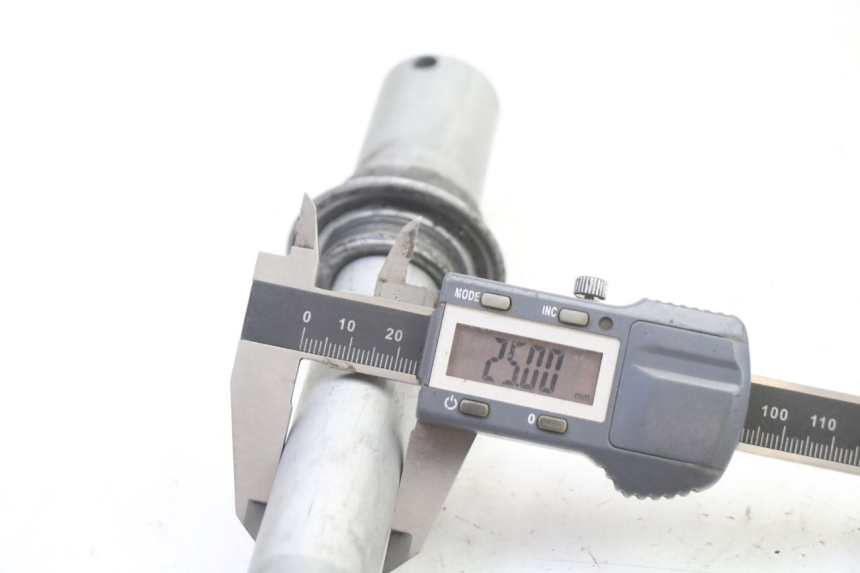 photo de FRONT WHEEL AXLE HONDA ST PAN EUROPEAN 1300 (2002 - 2013) - Product overview