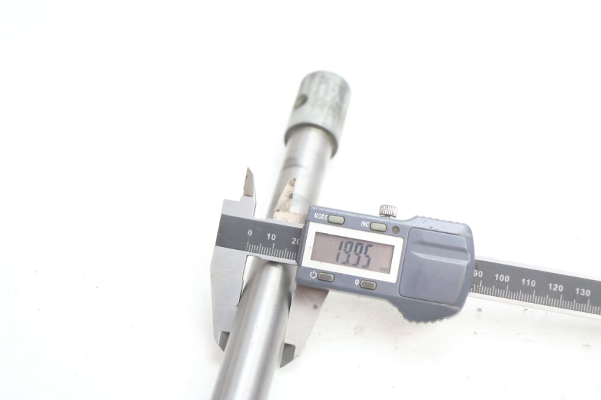 photo de FRONT WHEEL AXLE HONDA ST PAN EUROPEAN 1100 (1990 - 2002) - Product overview