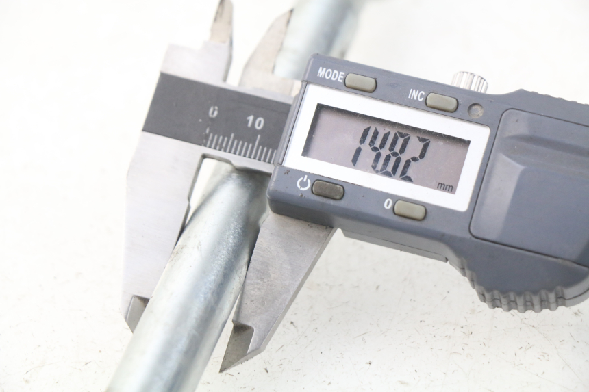 photo de FRONT WHEEL AXLE NITRO MOTORS STORM DIRTBIKE 110 - Zoom on usage condition