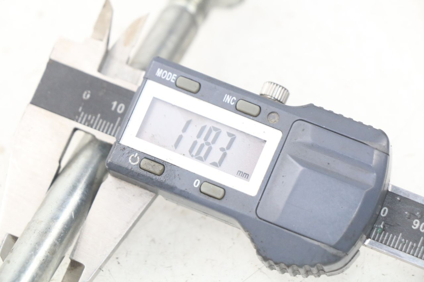 photo de FRONT WHEEL AXLE FYM STRADA 50 (2007 - 2014) - Alternative perspective