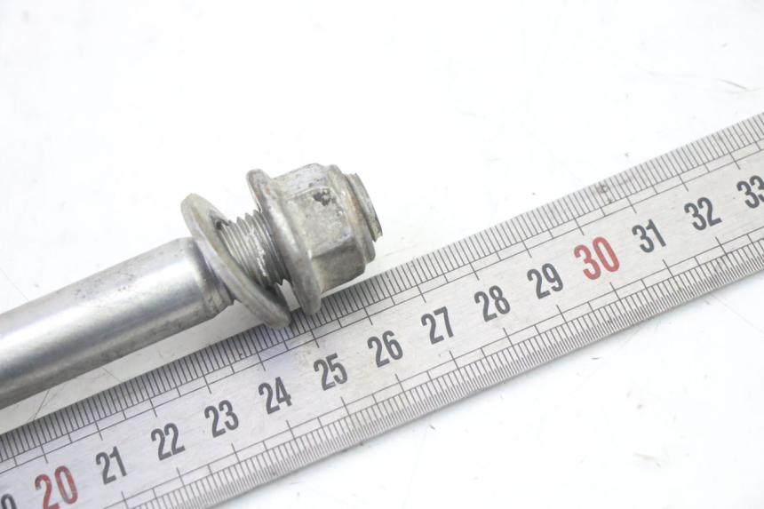 photo de FRONT WHEEL AXLE PEUGEOT STREETZONE I NAKED 2T 50 (2018 - 2020) - Alternative perspective