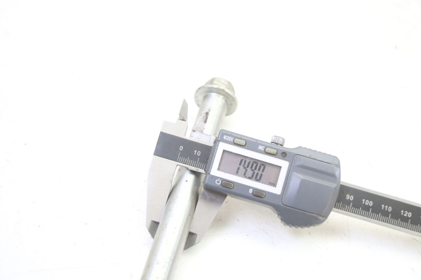 photo de FRONT WHEEL AXLE PEUGEOT STREETZONE I NAKED 2T 50 (2018 - 2020) - Technical close-up