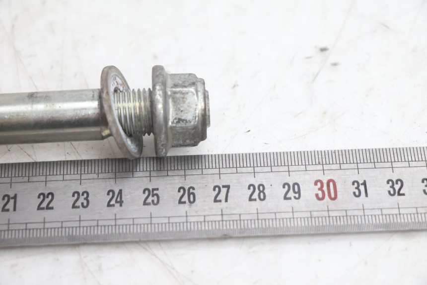 photo de FRONT WHEEL AXLE PEUGEOT STREETZONE NAKED 2T 50 (2014 - 2018) - Alternative perspective