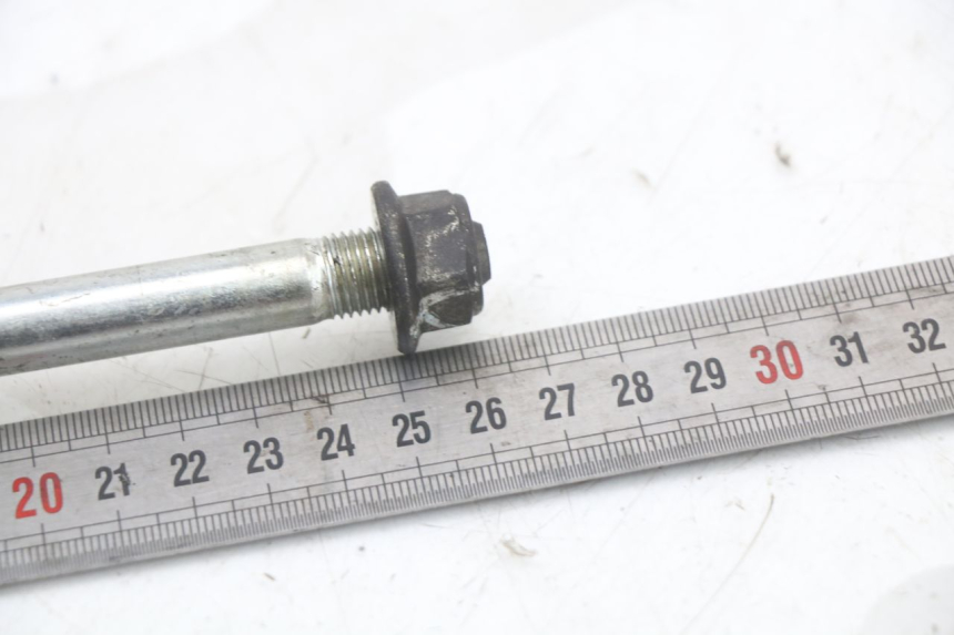 photo de FRONT WHEEL AXLE SUZUKI BURGMAN 125 (2018 - 2021) - Alternative perspective