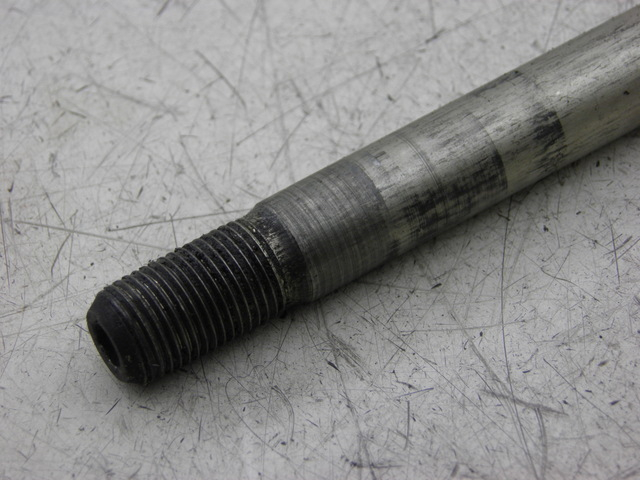 photo de FRONT WHEEL AXLE SUZUKI BURGMAN EXECUTIVE 650 (2008 - 2010) - Component detail