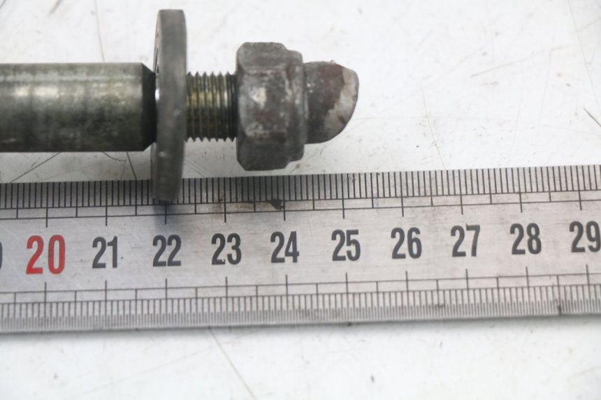 photo de FRONT WHEEL AXLE SUZUKI GS F 500 (2004 - 2007) - Zoom on usage condition