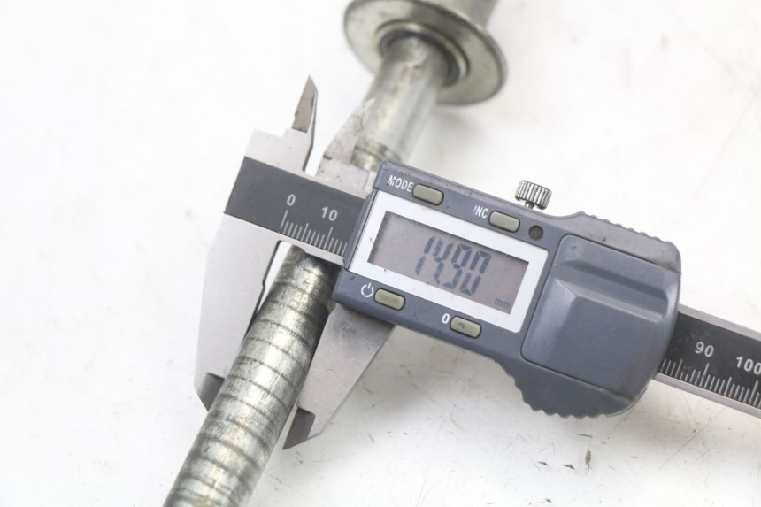 photo de FRONT WHEEL AXLE SUZUKI GS F 500 (2004 - 2007) - Technical close-up