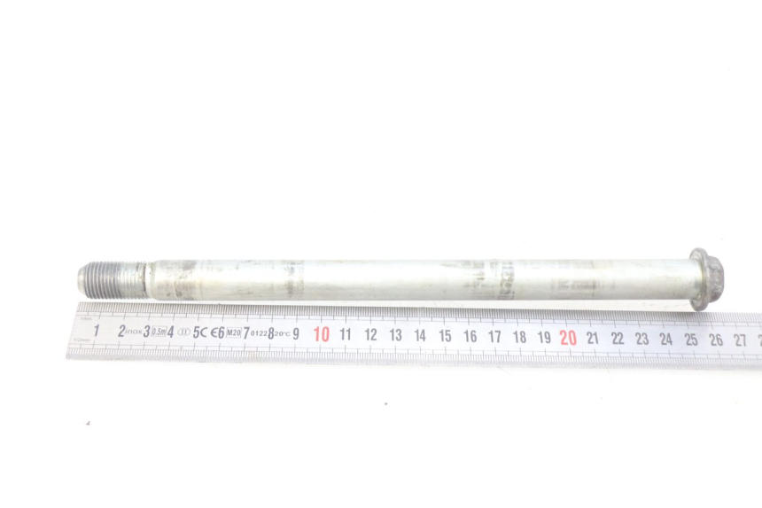 photo de FRONT WHEEL AXLE SUZUKI SV N 650 (1999 - 2002) - Technical close-up