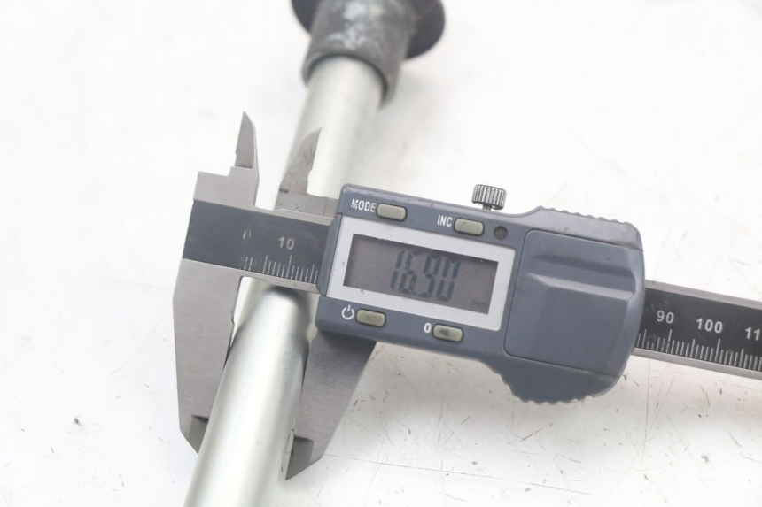 photo de FRONT WHEEL AXLE SUZUKI SV N 650 (1999 - 2002) - Zoom on usage condition