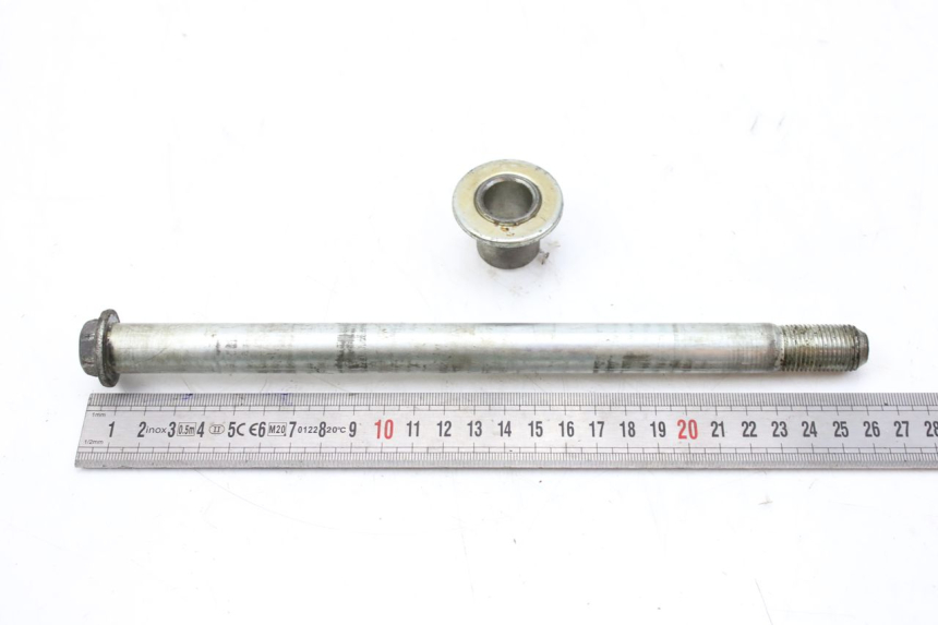 photo de FRONT WHEEL AXLE SUZUKI SV S 650 (1999 - 2002) - Zoom on usage condition