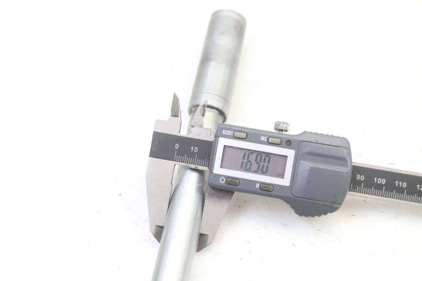 photo de FRONT WHEEL AXLE SUZUKI SV S 650 (2003 - 2009) - Product overview