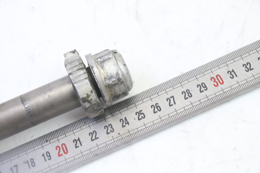 photo de FRONT WHEEL AXLE KTM SX 85 (2013 - 2017) - Technical close-up