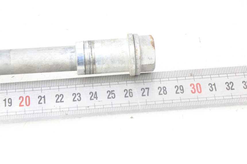 photo de FRONT WHEEL AXLE APRILIA SXR 50 (2021 - 2023) - Zoom on usage condition