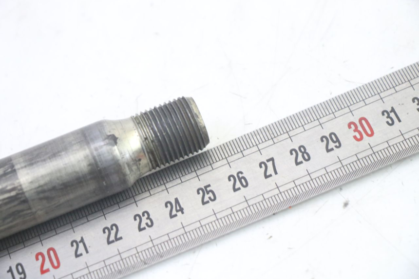 photo de FRONT WHEEL AXLE YAMAHA TDM ABS 900 (2002 - 2014) - Alternative perspective