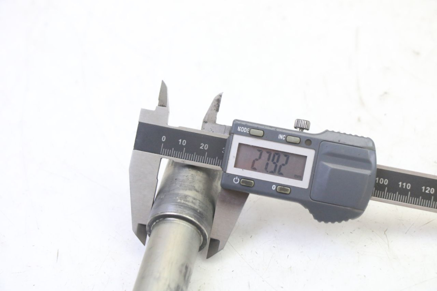 photo de FRONT WHEEL AXLE YAMAHA TDM ABS 900 (2002 - 2014) - Technical close-up