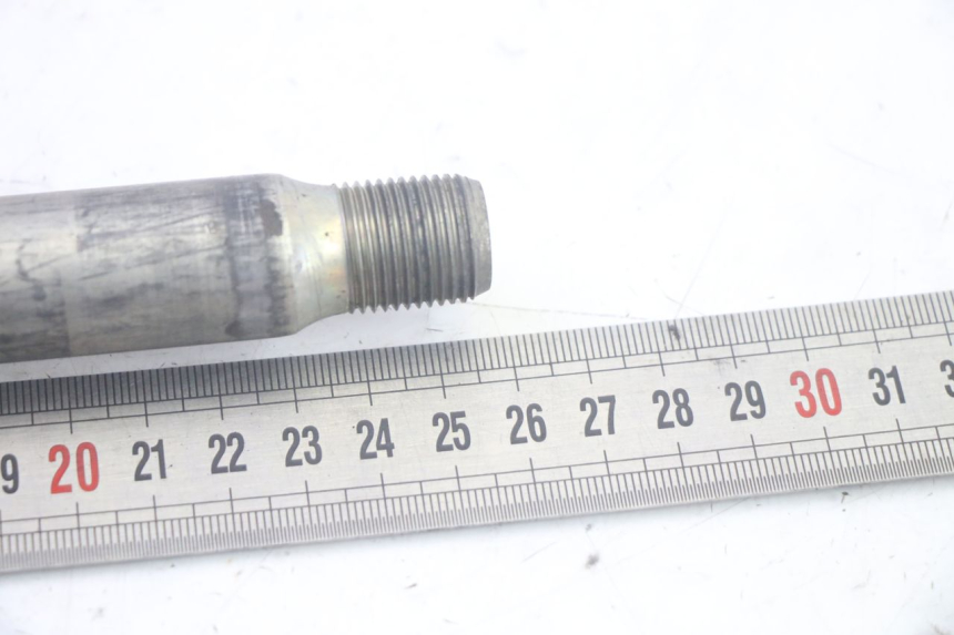 photo de FRONT WHEEL AXLE YAMAHA TDM ABS 900 (2002 - 2014) - Alternative perspective