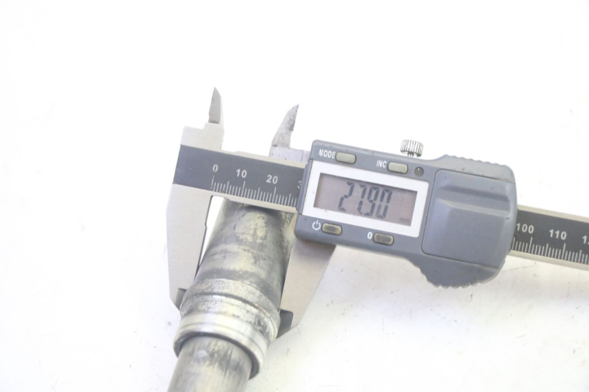 photo de FRONT WHEEL AXLE YAMAHA TDM ABS 900 (2002 - 2014) - Technical close-up